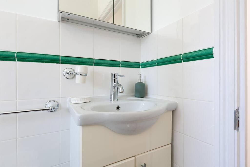 Spacious 3 Bedroom Flat With Terrace ロンドン エクステリア 写真